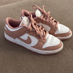 Nike dunks Size 7.5 Women’s 