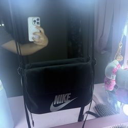 Black and white Nike purse Black and white Nike purse