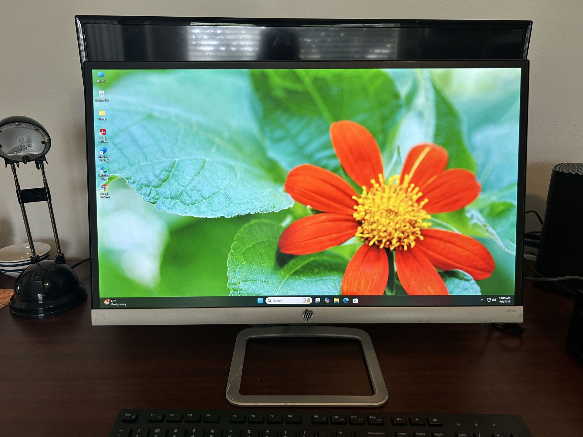 23" SUPER THIN HP MONITOR HDMI VGA WITH AC ADAPTER AND CABLES