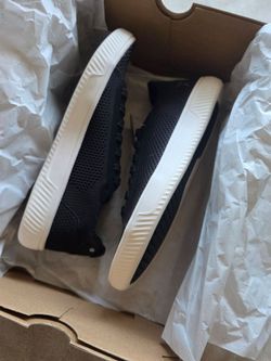 BRAND NEW Flux adapt knit trainer shoes. Never worn, tag still on shoe and box  / men's size 5.5 women's size 7