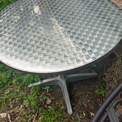 Metal cute table need some tlc