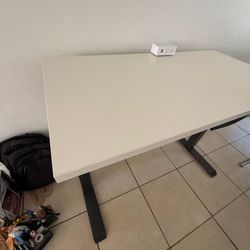 🔥 Escritorio Elevable Steelcase 48” x 24” – Moderno + Puerto de Carga 🔌