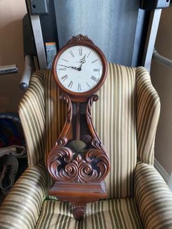Hoaward miller clock ver nice have not put battery in it in while so not sure keeping time
