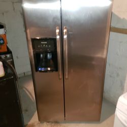 Frigidaire fridge use great condition stainless side by side with water dispenser great condition warranty