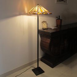 DOCHEER Floor Lamp  (This wont last long)