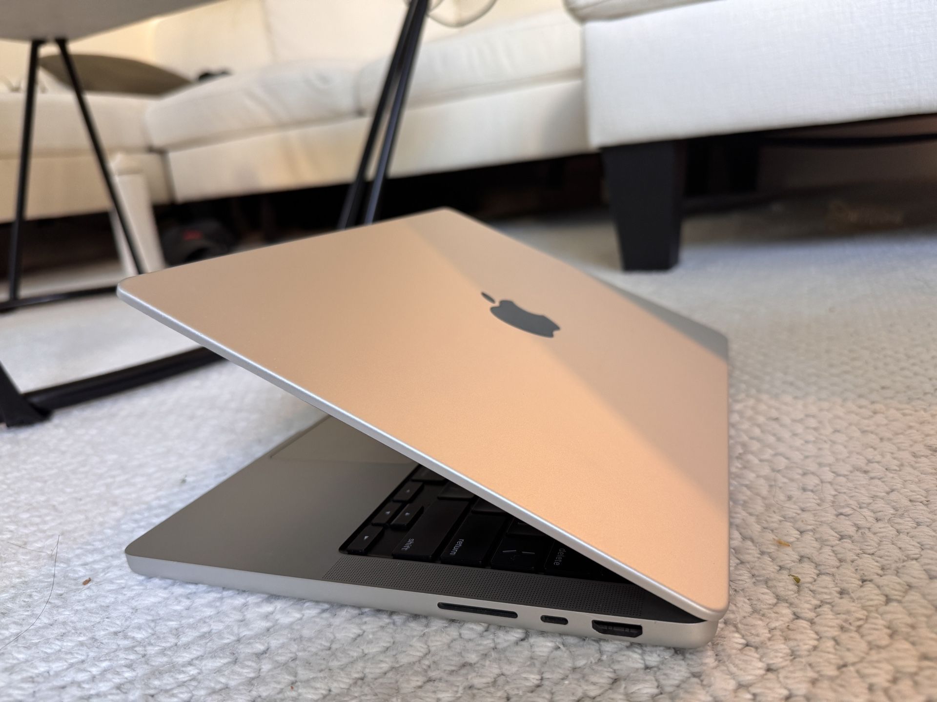 “2021 MacBook Pro M1 Pro (16GB/512GB) – Pristine Condition,Box + Charger