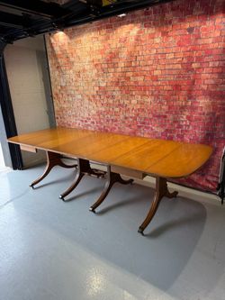 Dining Table w/ 4 Leafs - Free Delivery