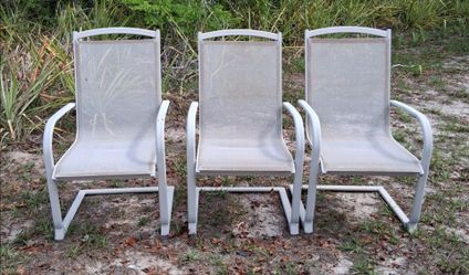 3. WHITE TE PATIO SLING CHAIRS