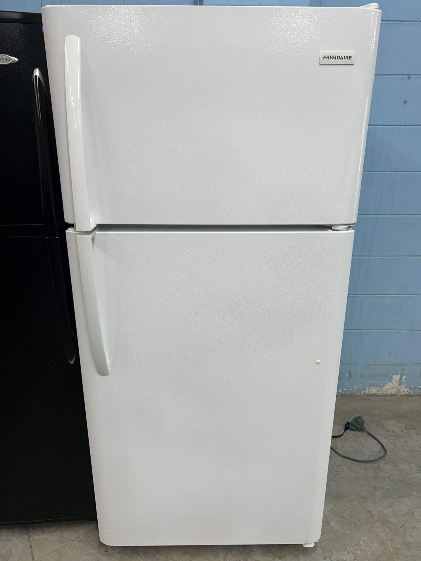 White 18 Cubic Foot Refrigerator