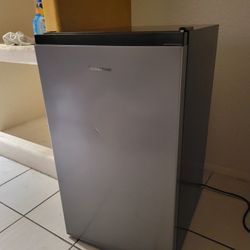 Hisense 4.4-cu ft Mini Fridge