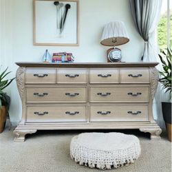 🌺 Newly Refinished Pottery Barn Inspired Quality Dresser/ Details Below ⬇️/ I Can Deliver 