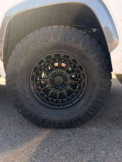 17x8.5 KMC Rines Y Llantas 35/1250/17 Nitto Ridge Grappler