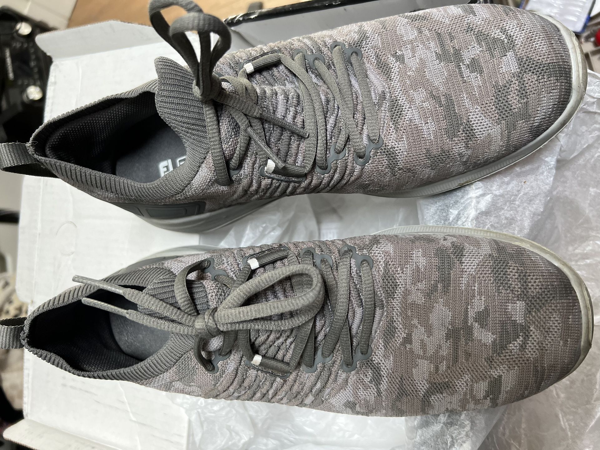 Golf shoes foot joy flex XP 9.5 medium width normal size 10 foot.