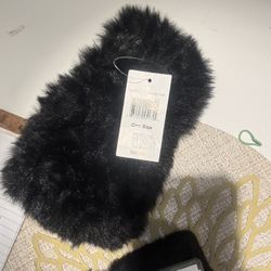 *BRAND NEW* Faux Fur Fingerless Black Women’s Gloves