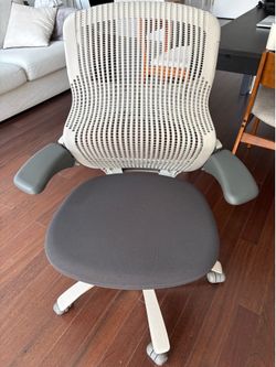 Knoll Generation Chair (Like New)