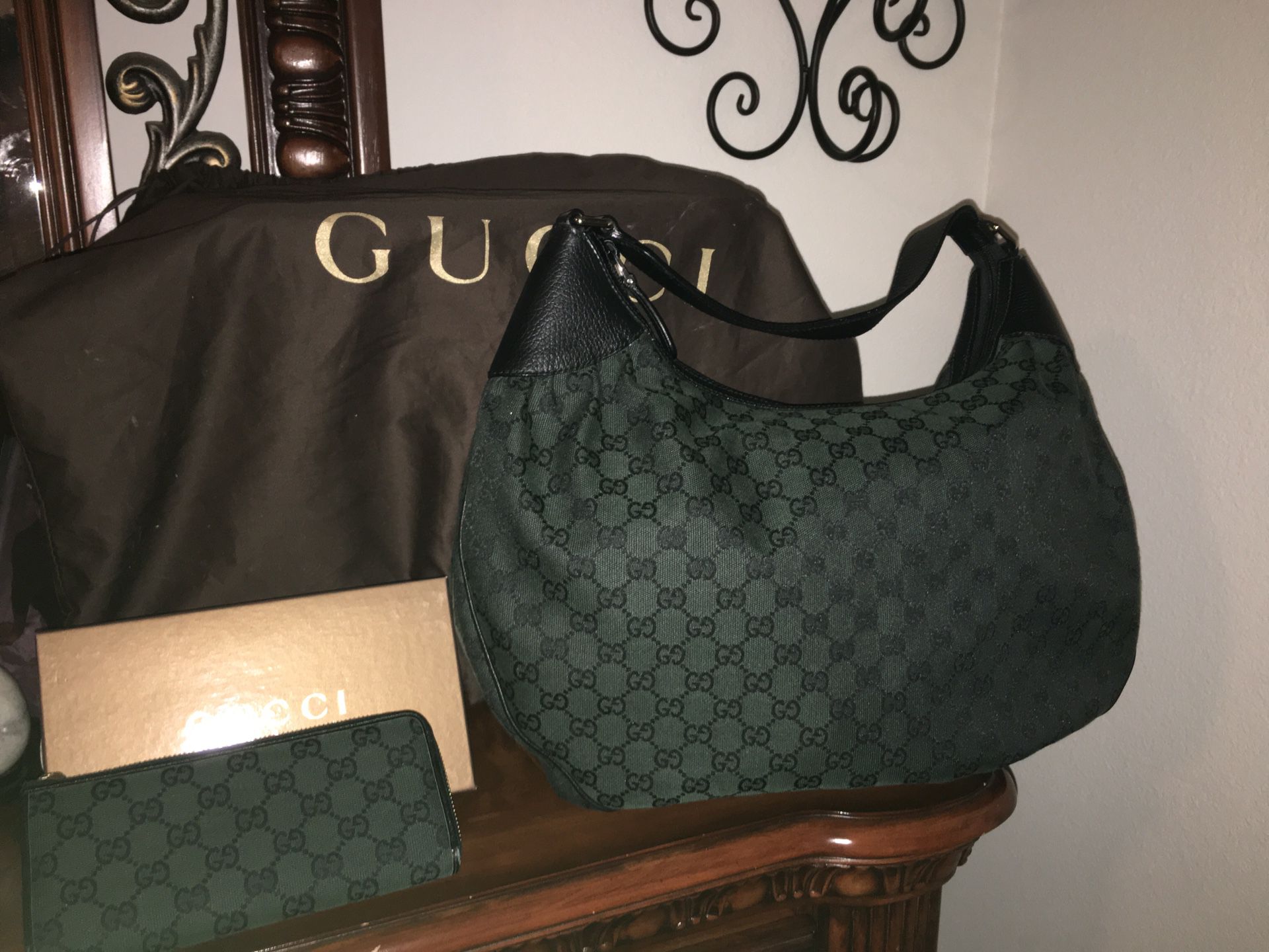 Authentic Gucci hobo bag with matching wallet