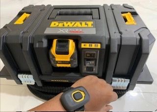 DEWALT FLEXVOLT 60V MAX Dust   DEWALT Flex Volt Max Dust Extractor Wireless tool control