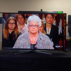 65 Inch Samsung Smart Beautiful Tv Comes With Remote Control Shows Great Quality Clear Picture Works Perfect Guaranteed 