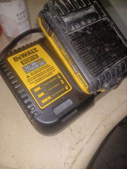 Cargador Y Pila Dewal El Cargador Es Nuevo Y Pila En Buenas Condiciones