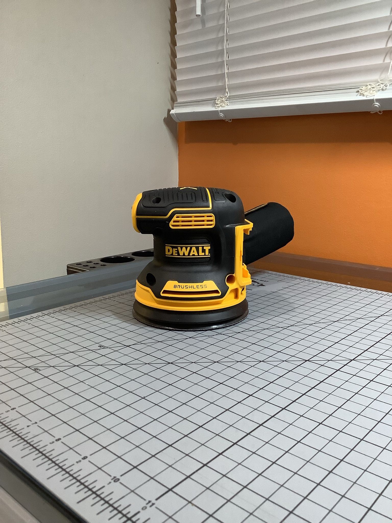 DCW 210 DeWALT 20V Brushless 5” Random Orbit TOOL ONLY