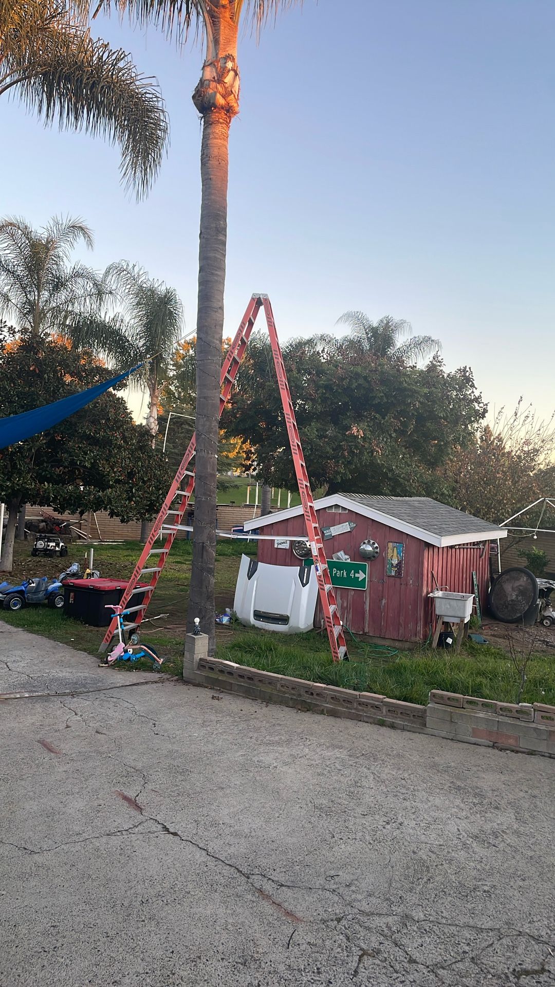 Werner Ladder the size is 18 maximum reach 22 as seen in picture