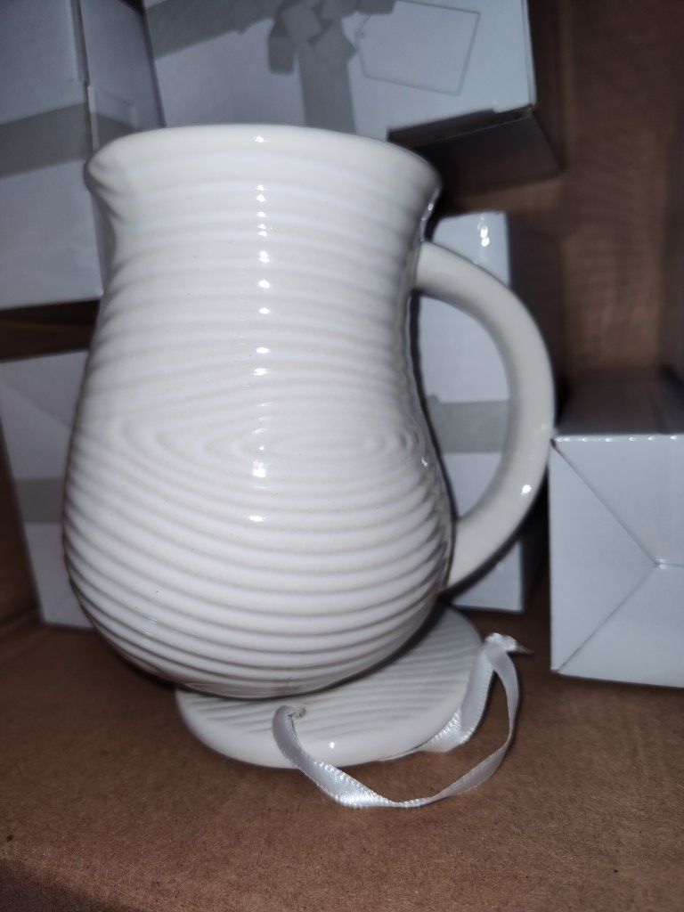 4 Piece New In Box White Woodgrain Temptations Mugs and Mini Loaf Pans