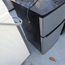 Mini Fridge For Room Or Any Where Runs Great