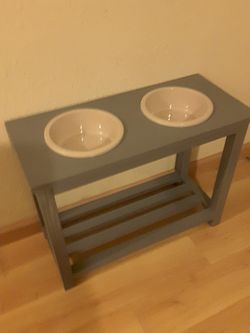 Dog bowls stand
