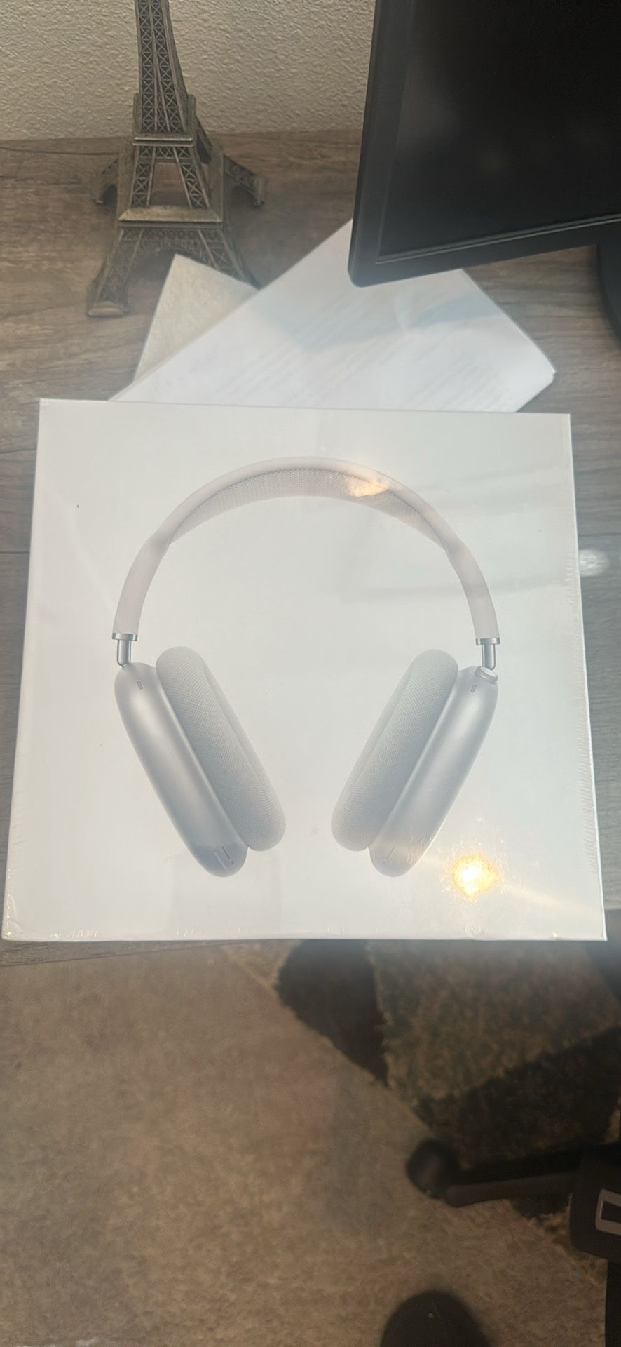 Silver airpod maxes