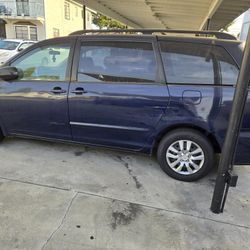 Clean Toyota Sienna O7