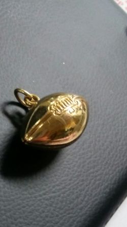 🏈 pendant.....gold plated...