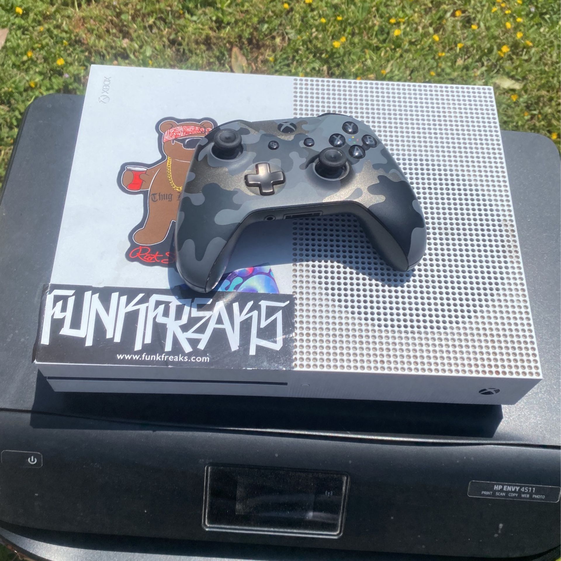 XBOX 1 with controller 
