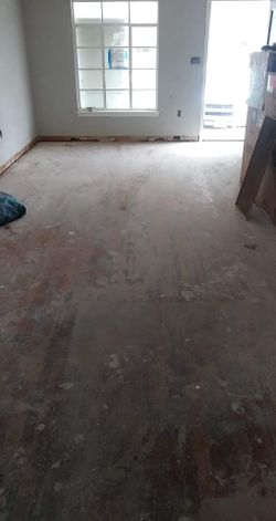 Alguien que se dedique a lijar pisos de madera