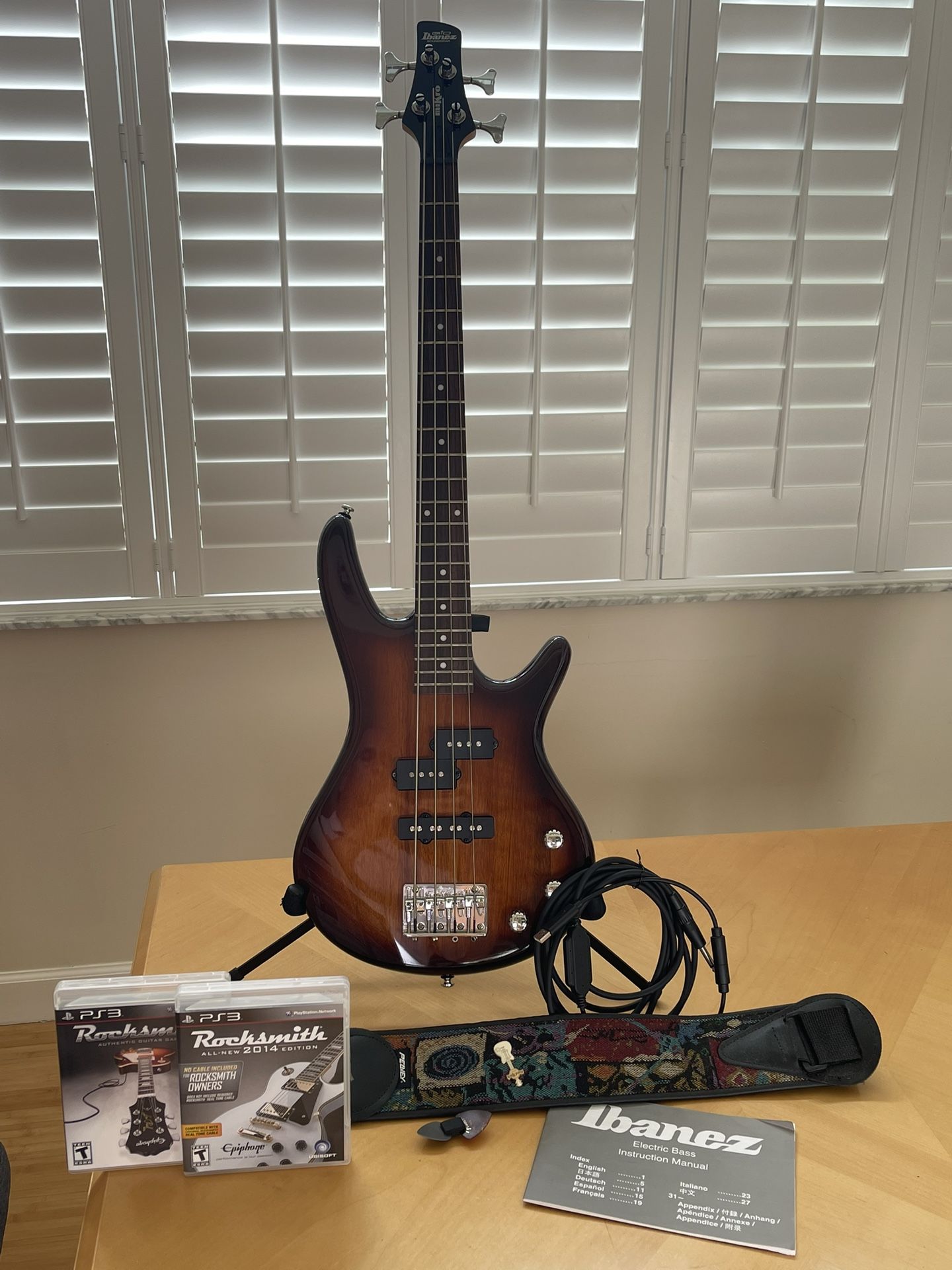 Bass: Ibanez Mikro Short-Scale