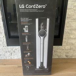 LG - CordZero All-in-One Cordless Stick Vacuum with Dual Floor Max Nozzle - Essence White comes with extra attachment for the Hardwood that was not in