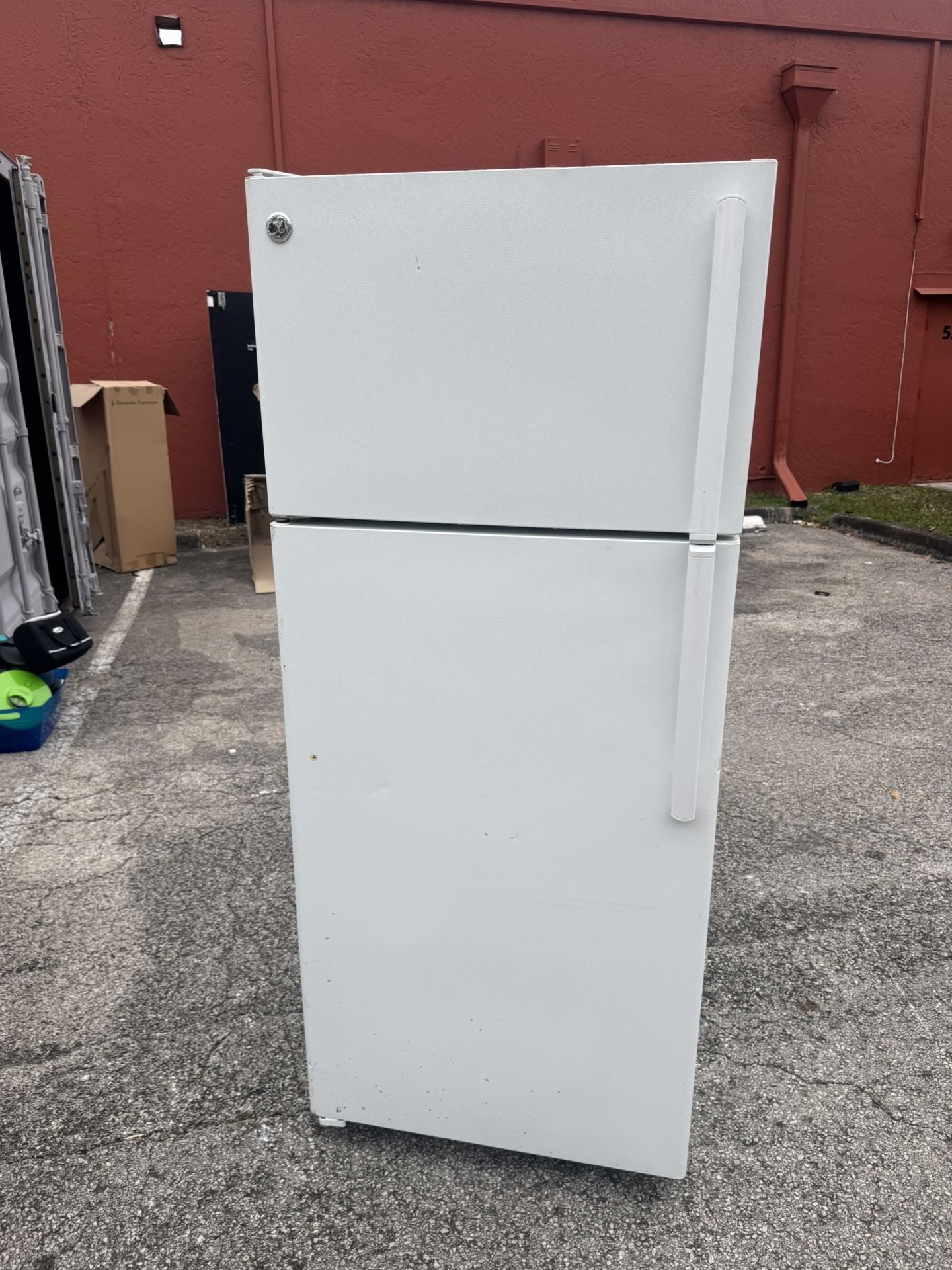 White GE top freezer refrigerator Works Excellent