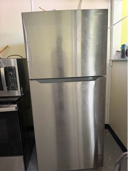 Insignias cooler and Freezer combo great condition