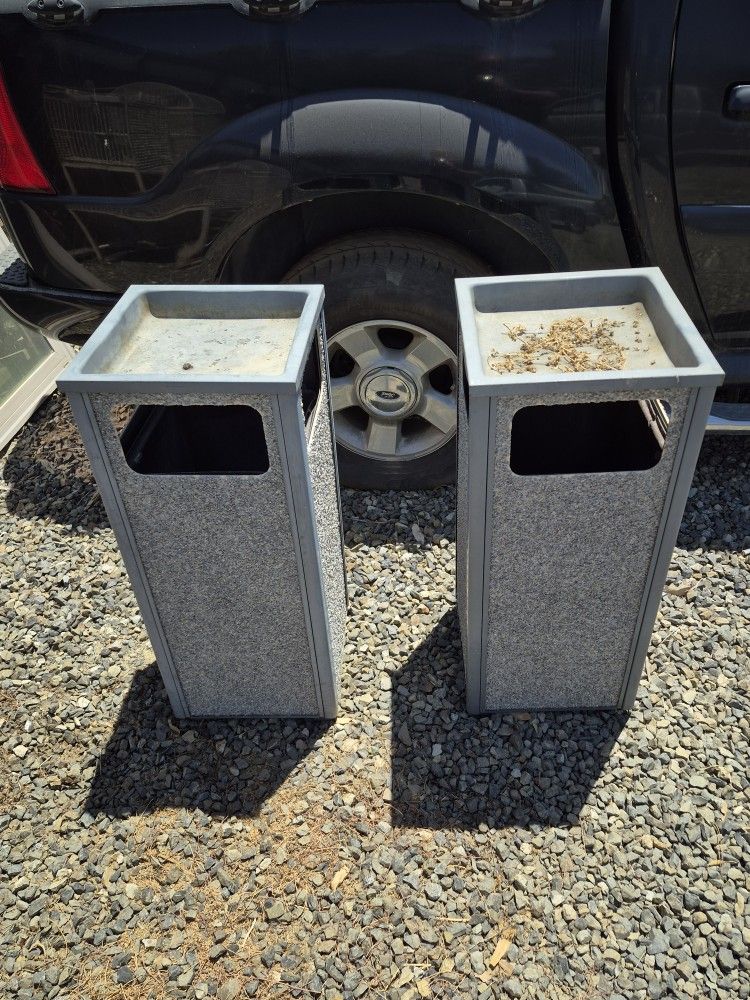 Ashtray/trashcans