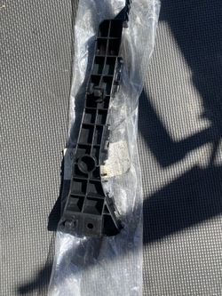 OEM 52146-33050 Front Left Bumper Cover Retainer Bracket For Lexus ES350 07-12