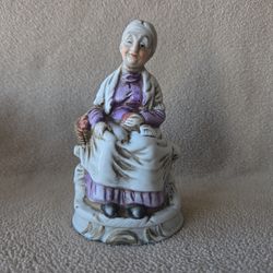 Old lady sitting w/apples