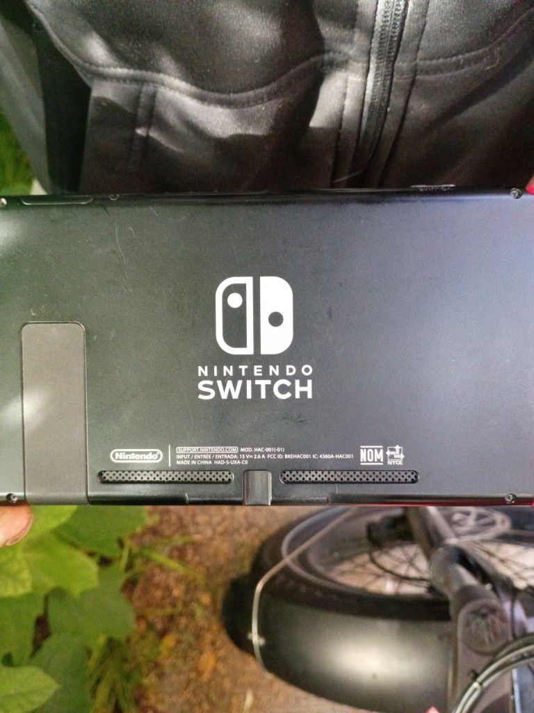 Nintendo Switch + 3 Games