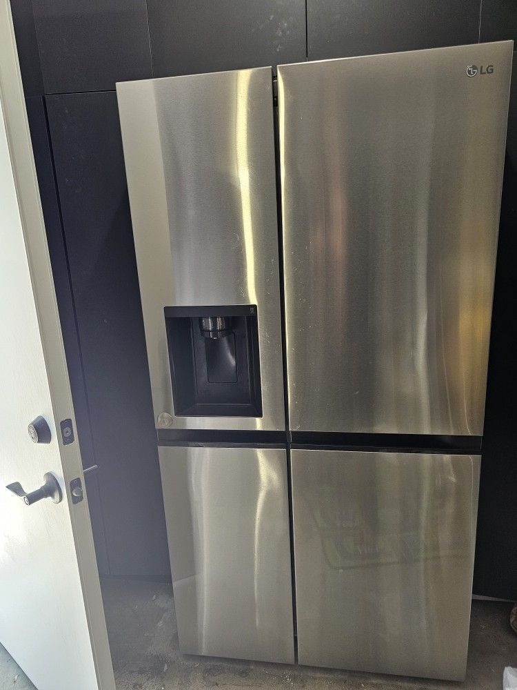 LG -27.2 Cu Ft Side By Side Refrigerator With Space Ice Plus