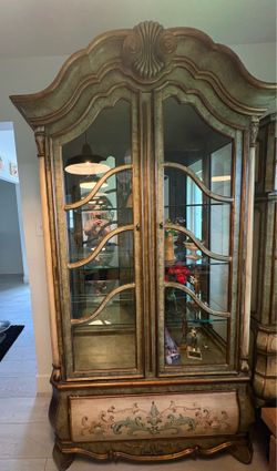 Curio / China cabinet