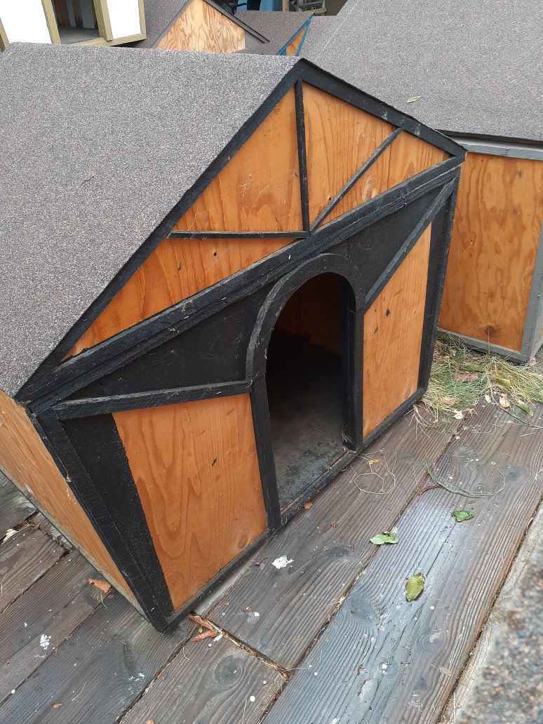 Dog house for sale $200
