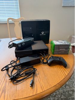 Microsoft Xbox One 500GB w/Kinect, 1 controller and 9 games