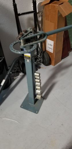 Compact bender floor mount