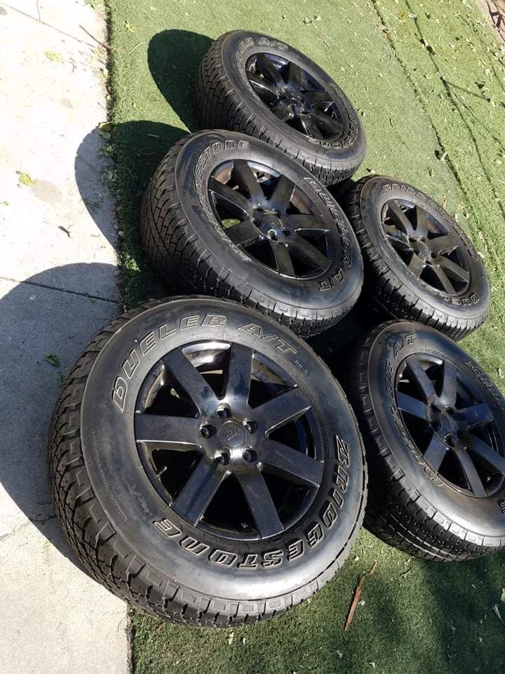 5 black jeep rims and tires 5.127 lug pattern