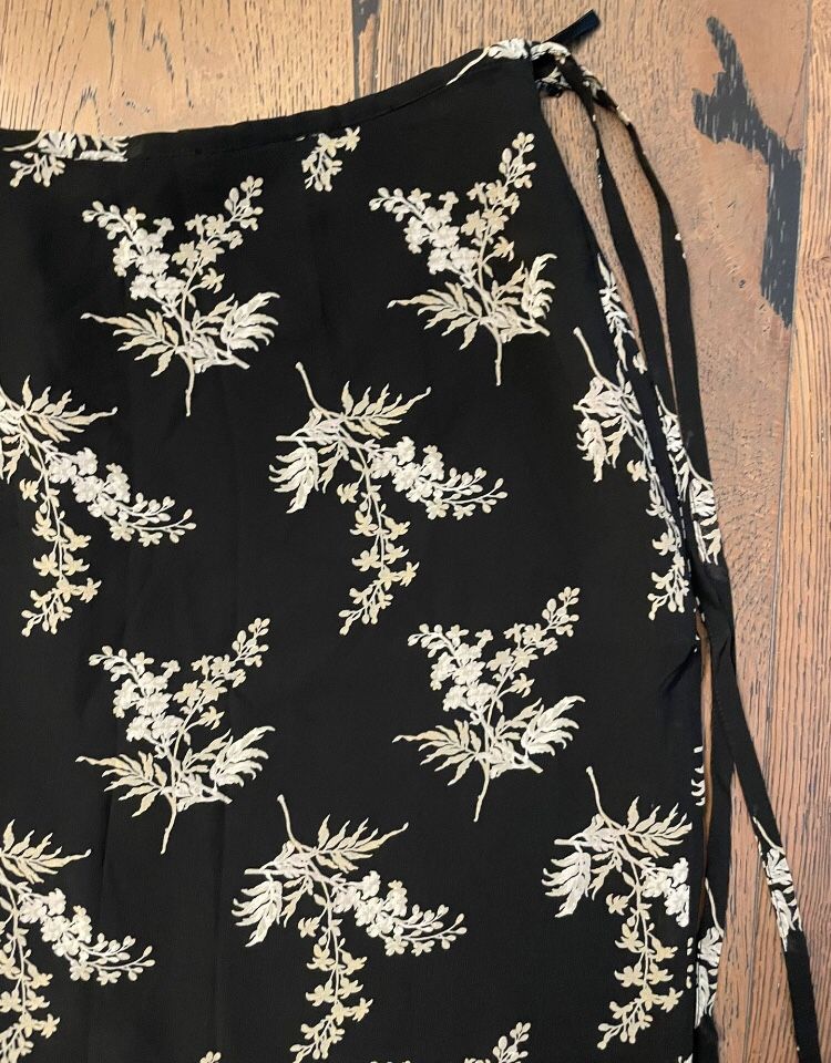 Banana Republic Black Floral Rayon Mini Short Skirt 14w by 18L size 8