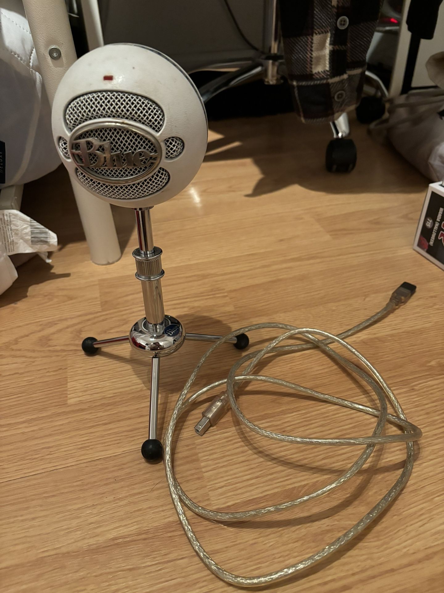 Blue Microphone/ The Snowball In White