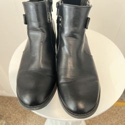 Great condition. Size 6 women boots!  RAMPAGE 